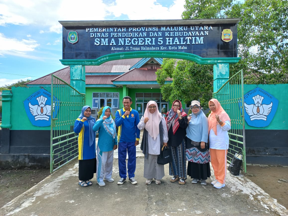 Tim Sosialisasi Fakultas Pertanian Unkhair di SMAN 5 Halmahera Timur