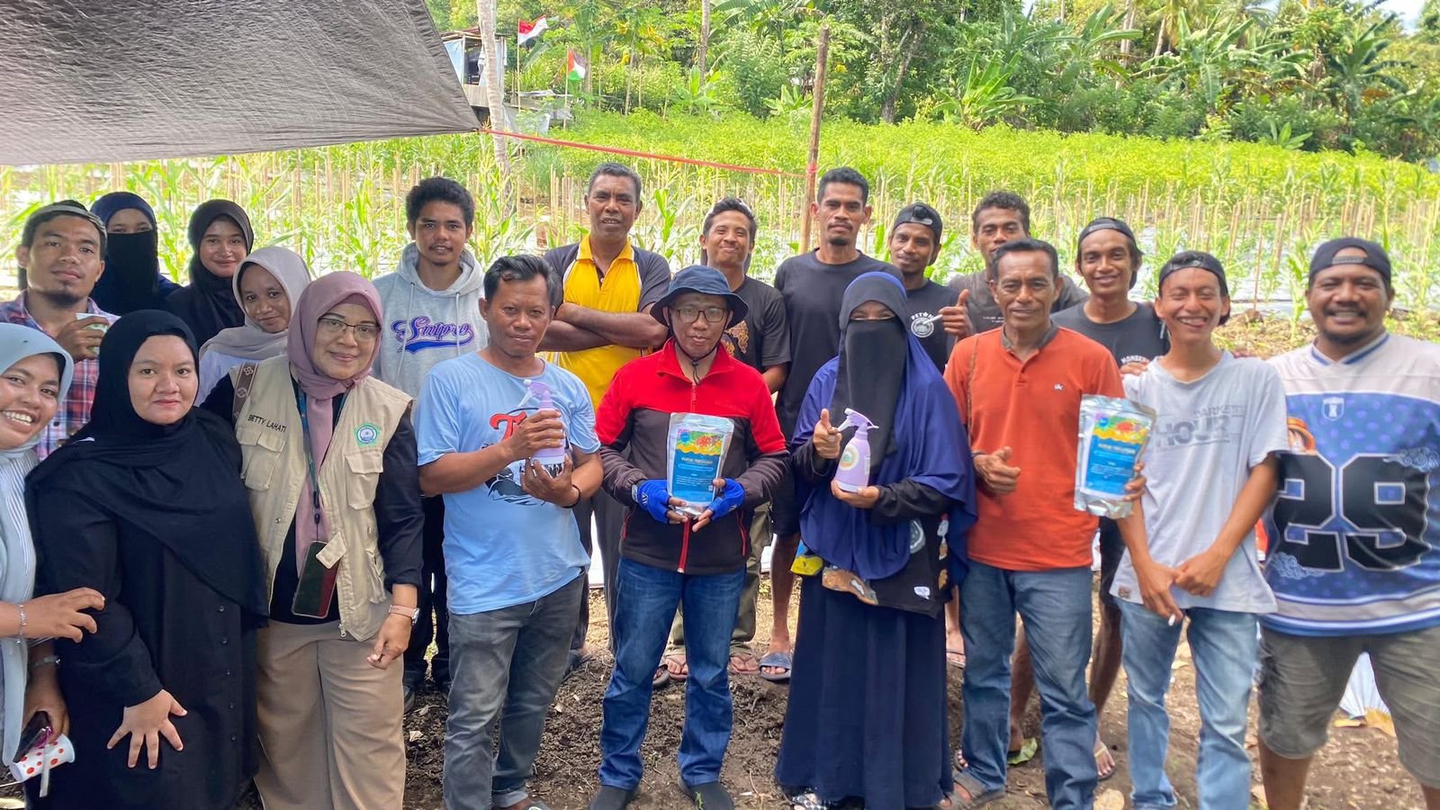 Mahasiswa dan Dosen Fakultas Pertanian Universitas Khairun Terapkan Pengelolaan Hama Terpadu di Lahan Petani Kelurahan Tongowai