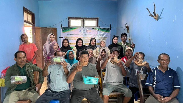 Dosen Universitas Khairun Berdayakan Kelompok Tani Hutan Ake Membangun melalui Pemanfaatan Limbah Sabut Kelapa menjadi Cocopeat