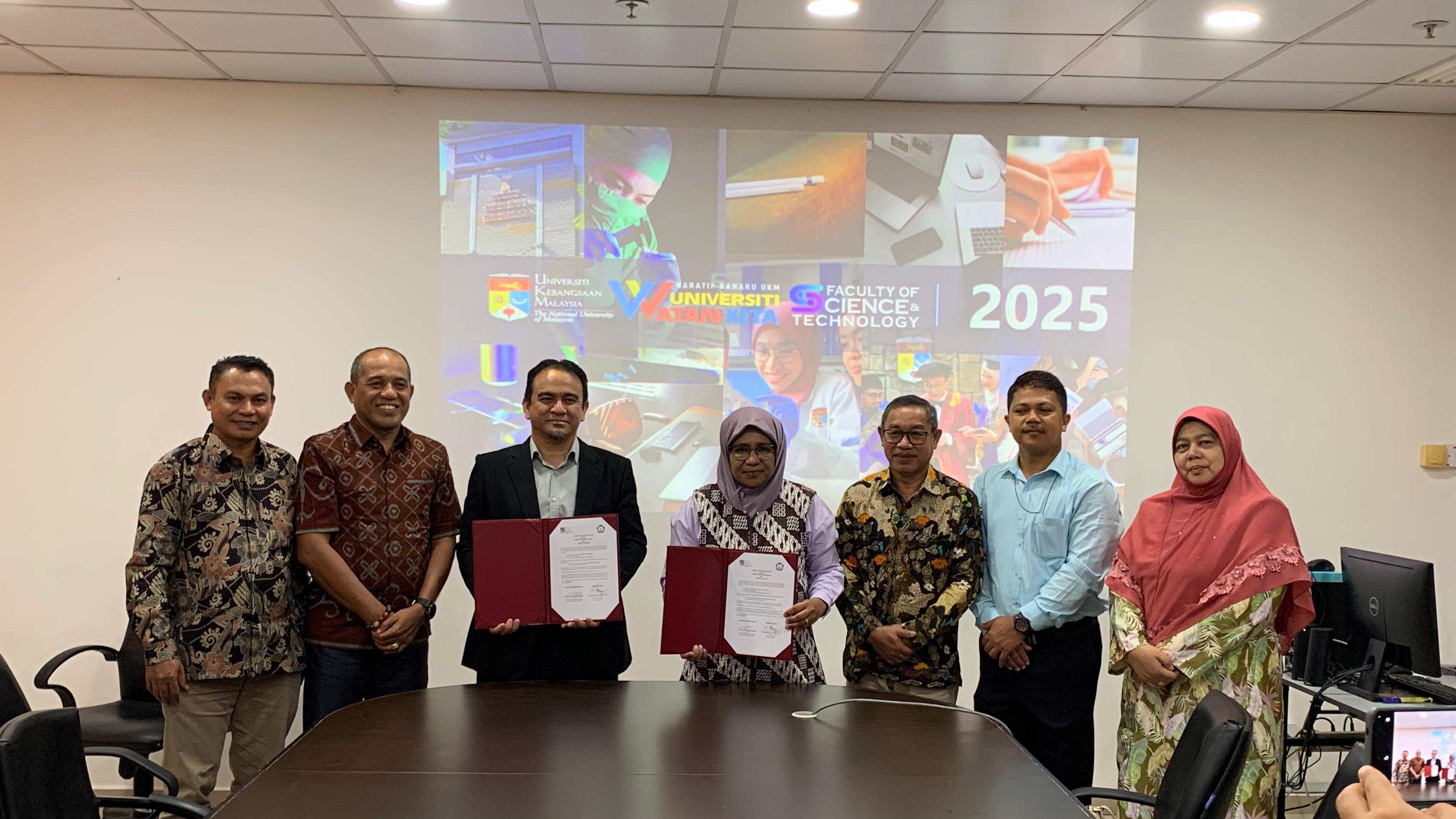 Penandatanganan kerja sama antara Fakultas Pertanian Universitas Khairun Ternate dan Fakultas Sains dan Teknologi Universiti Kebangsaan Malaysia