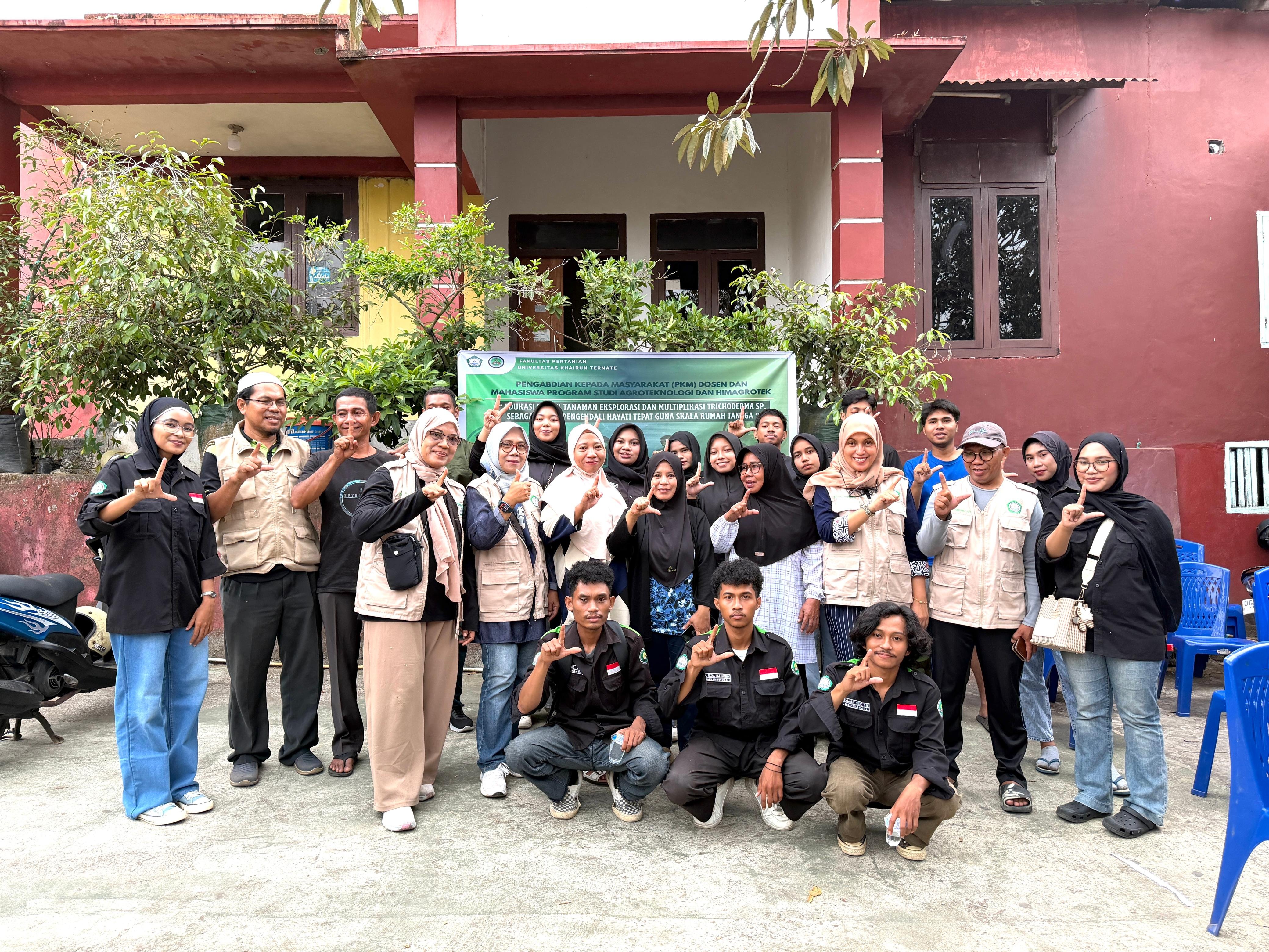 Mahasiswa Prodi Agroteknologi Faperta Unkhair Dampingi KWT Maliaro Produksi Pestisida Hayati
